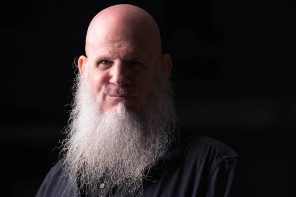 Porträtt av skallig Man med grått skägg utomhus på natten — Stockfoto