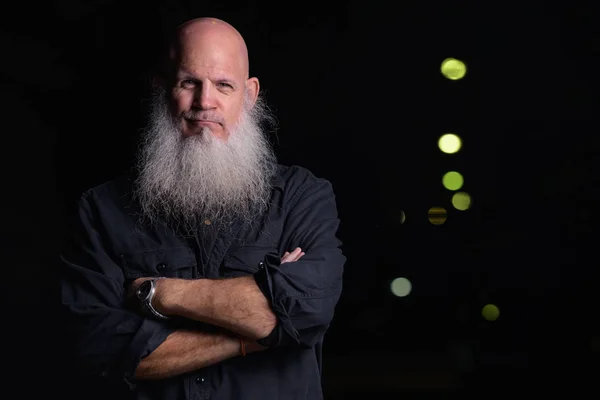 Porträtt av skallig Man med grått skägg utomhus på natten — Stockfoto