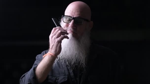 Kel adam gri sakal tarağı ile açık havada geceleri fırçalama portresi — Stok video