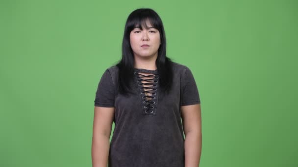 Bella donna asiatica in sovrappeso sorridente mentre pensa — Video Stock