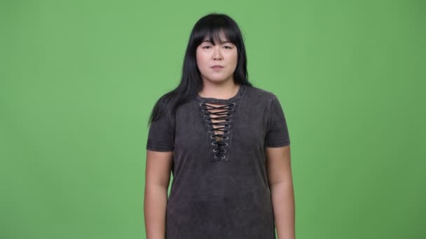 Beautiful overweight Asian woman giving handshake — Stock Video