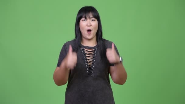 Felice sovrappeso donna asiatica dando pollici in su — Video Stock