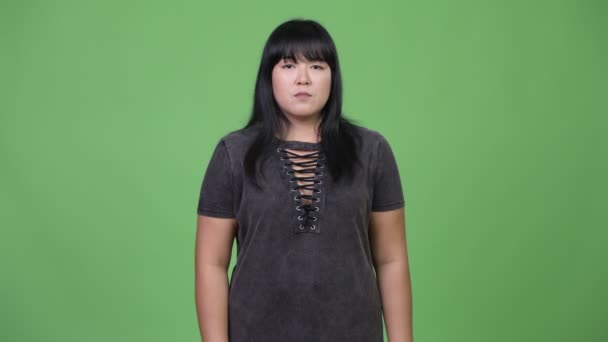 Mooie overgewicht Aziatische vrouw die betrekking hebben op oren als drie verstandig apen concept — Stockvideo