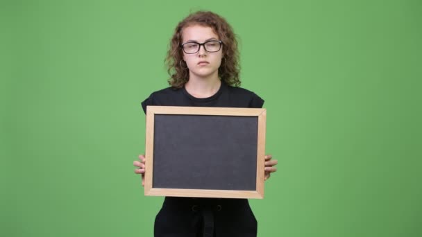 Jonge gelukkig prachtige nerd vrouw denken terwijl blackboard — Stockvideo