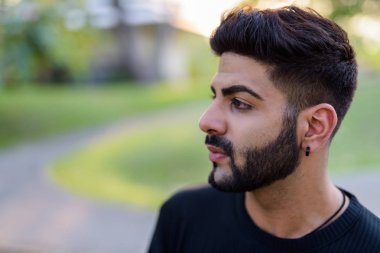 Genç yakışıklı Hintli adam t düşünme profili görünümünü kapat