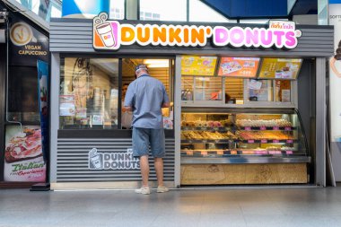 Bangkok, Tayland 1 Mart 2017: Dunkin Donuts dış re depolamak.