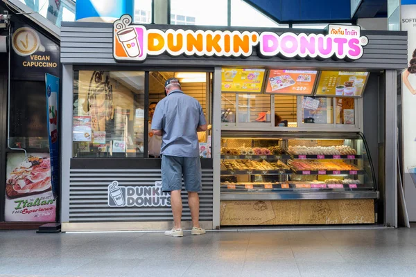 Бангкок, Таїланд 1 березня 2017: Dunkin пончики зберігати поза re — стокове фото