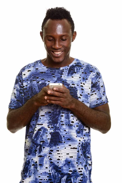 행복 한 흑인 청년 휴대폰을 사용하면서 웃고 있는 모습 — 스톡 사진