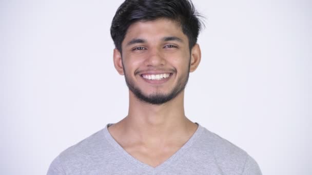 Jonge gelukkig bebaarde Indiase man die lacht — Stockvideo