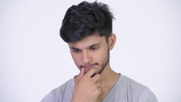 Genç ciddi sakallı Hintli adam düşünme — Stok video