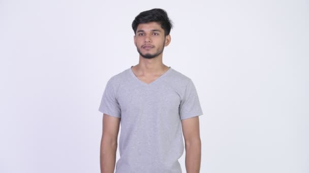 Junger glücklicher bärtiger indischer Mann schaut aufgeregt, während er Daumen nach oben gibt — Stockvideo