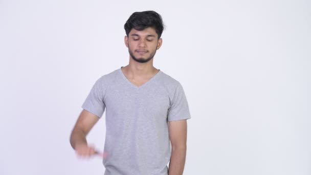 年轻的悲伤胡子的印度男人给大拇指下来 — 图库视频影像
