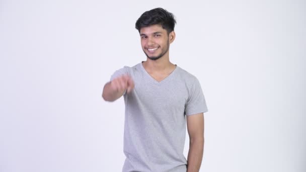 Junger glücklicher bärtiger indischer Mann zeigt auf Kamera — Stockvideo
