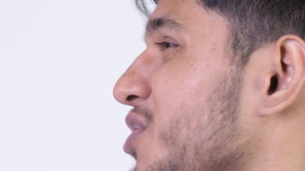 Genç yakışıklı sakallı Hintli adam konuşurken profil görünümü — Stok video