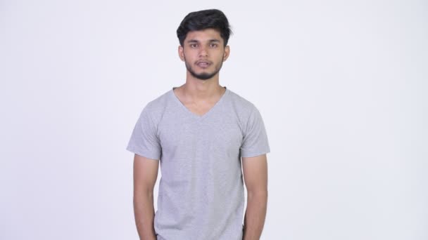 Молодий засмутився бородатий індійського людина дивиться розчарований — стокове відео