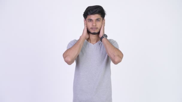 Νέος όμορφος γενειοφόρος ινδική άνθρωπος κάνει τρεις σοφούς πιθήκους έννοια — Αρχείο Βίντεο