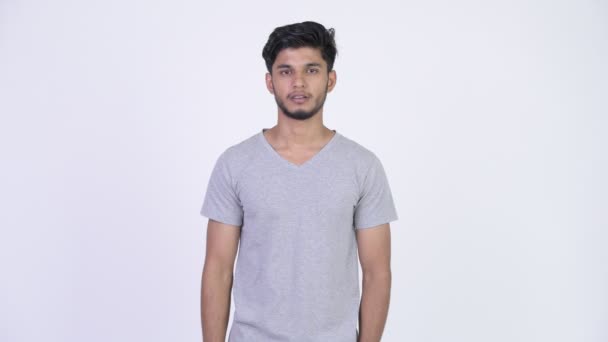 Yakışıklı genç Hintli adam suçlu bakarken ağız kapsayan sakallı — Stok video