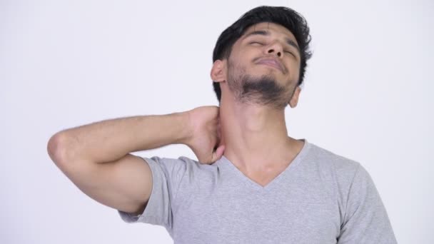 Ung stressad skäggig indisk man med nacksmärta — Stockvideo