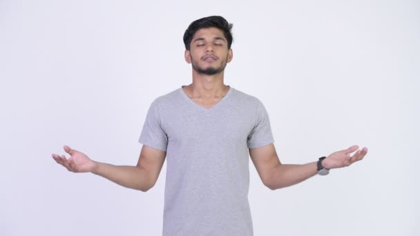 Молоді, щасливі бородатий індійського людина розслабляючий з закритими очима — стокове відео