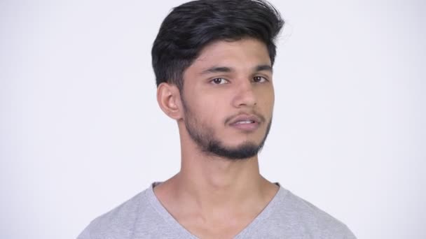 Νεαρός όμορφος γενειοφόρος άνδρας ινδική κουνώντας το κεφάλι δεν — Αρχείο Βίντεο