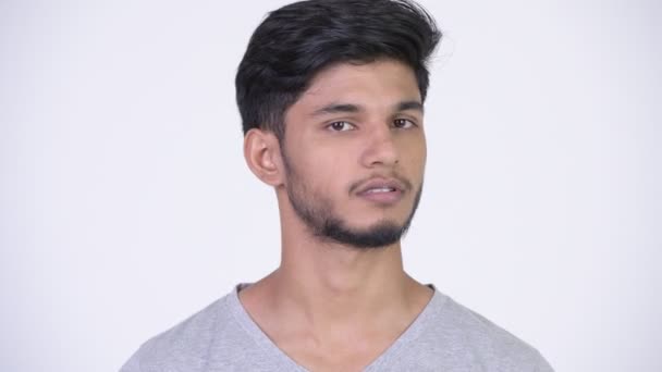 Jeune beau barbu indien hochant la tête non 