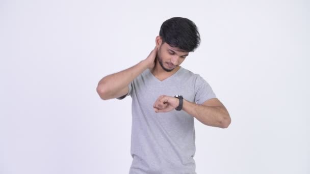 Giovane stressato barbuto uomo indiano controllando il tempo mentre sembra annoiato — Video Stock