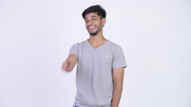Gelukkig bebaarde Indiase jongeman lachen en vinger — Stockvideo