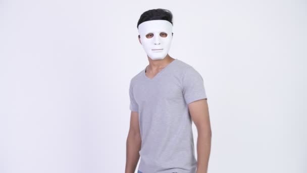 Jonge knappe bebaarde Indier dragen witte masker — Stockvideo