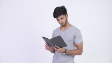 Mutlu genç Hintli adam kitap okuma sakallı