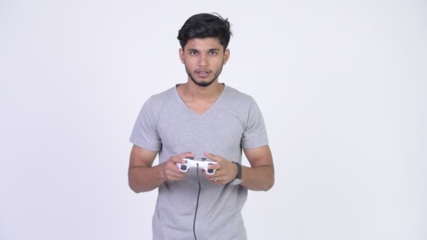 Молодой счастливый бородатый индиец играет в игры и выигрывает — стоковое видео