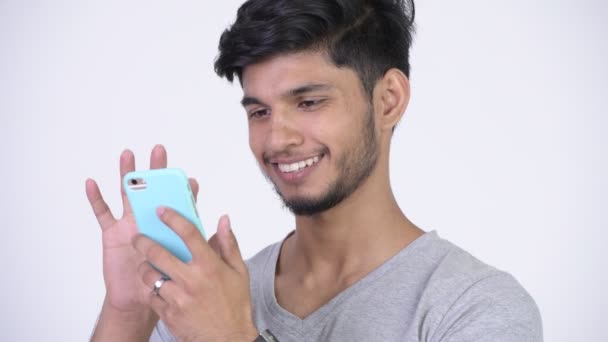 Giovane uomo indiano barbuto felice utilizzando il telefono — Video Stock