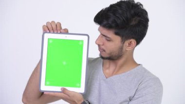 Mutlu genç Hintli adam dijital tablet gösterilen sakallı