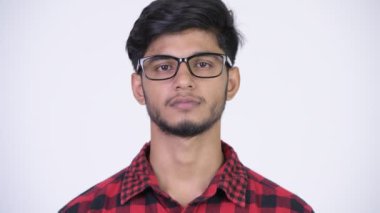 Genç yakışıklı Hint hipster adamın gözlük giydiğini sakallı