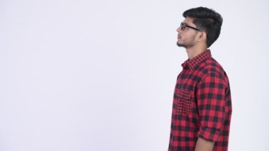 Genç yakışıklı profil görünümü Hint hipster adam sakallı