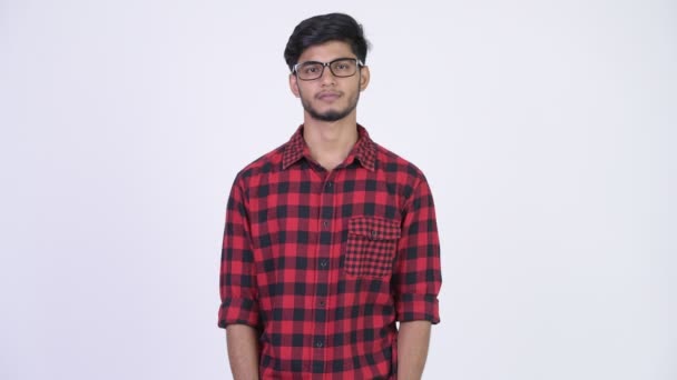 Boldog fiatal szakállas indiai csípő ember mosolyogva — Stock videók