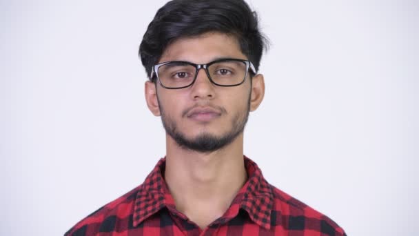 Jonge knappe bebaarde hipster Indiase man met bril — Stockvideo
