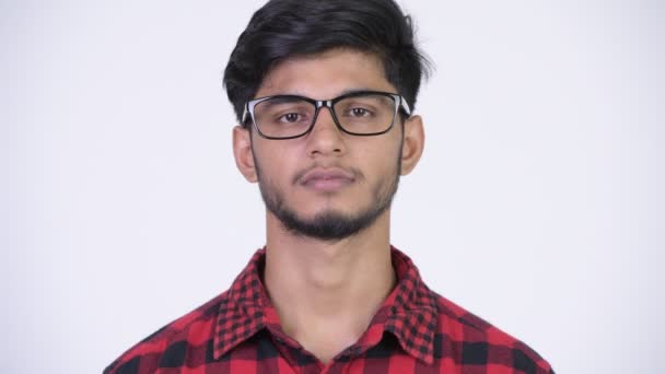 Jeune heureux barbu indien hipster homme souriant 
