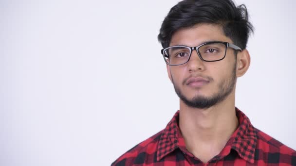 Jovem bonito barbudo indiano hipster homem pensando — Vídeo de Stock