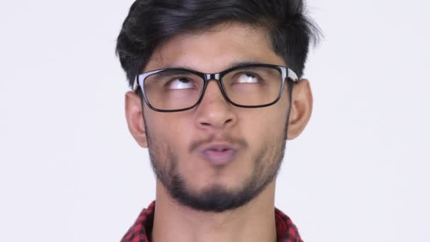 Young gelukkig bebaarde hipster Indiase man die grappige gezichten — Stockvideo