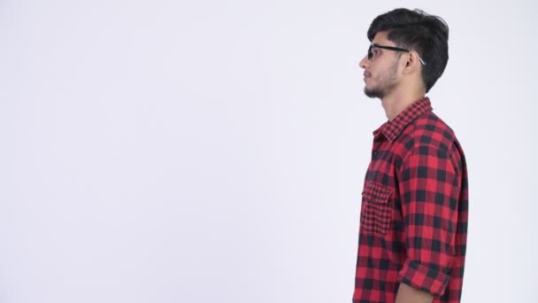 Профиль вид молодой счастливой бородатый индийский хипстер улыбается — стоковое видео