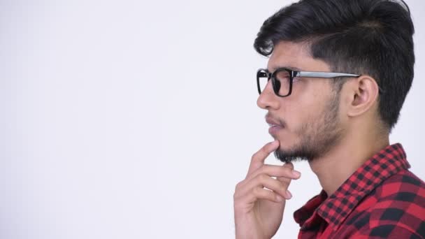Profiel te bekijken van jonge knappe bebaarde hipster Indiase man denken — Stockvideo