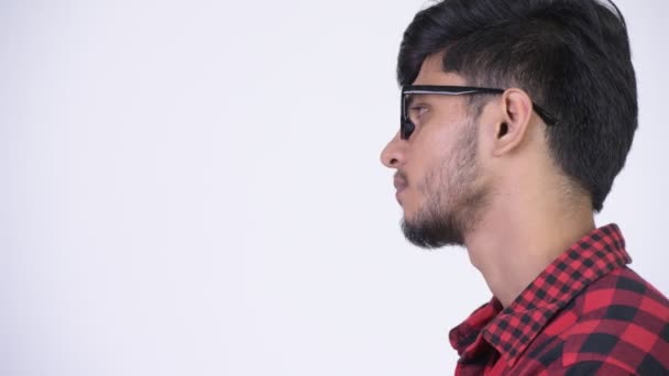 Gülümseyen genç mutlu sakallı Hint hipster adam profil görünümü — Stok video