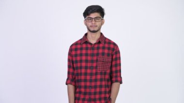 Genç mutlu sakallı Hint hipster adam yukarı dönük