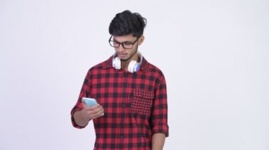 Genç yakışıklı telefon kullanarak ve sürpriz arıyor Hint hipster adam sakallı