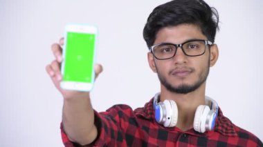 Genç mutlu telefon gösterilen Hint hipster adam sakallı