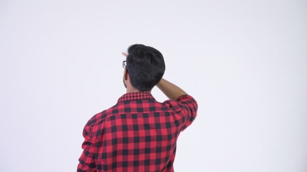 Задній вид молодий, красивий бородатий Індійська hipster людина вказуючи пальцем — стокове відео