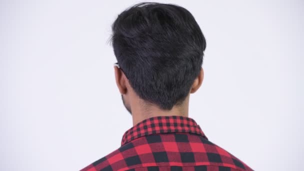 Vue arrière de jeune homme hipster indien barbu beau regardant en arrière 