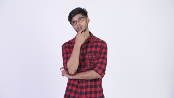 Молодий, красивий бородатий Індійська hipster людина думає — стокове відео