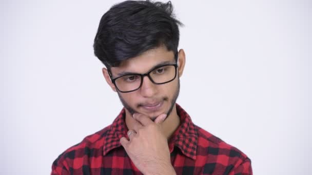 Молодой бородатый индийский хипстер думает: — стоковое видео