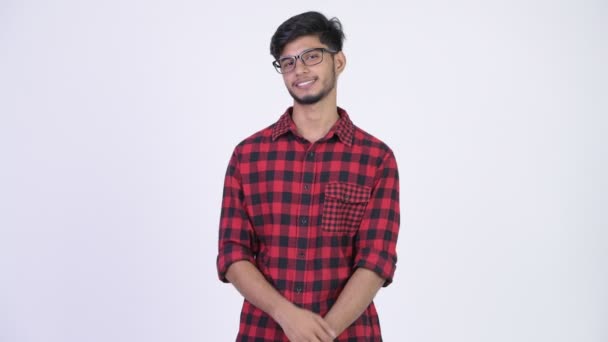 Ung glad skäggig indisk hipster man vifta med handen — Stockvideo
